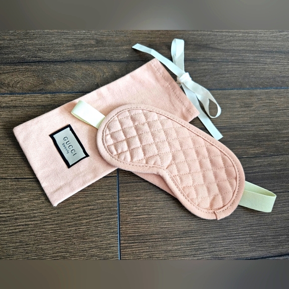 New ✨️ Gucci Beauty Quilted Eye Mask + Pouch - Picture 1 of 6